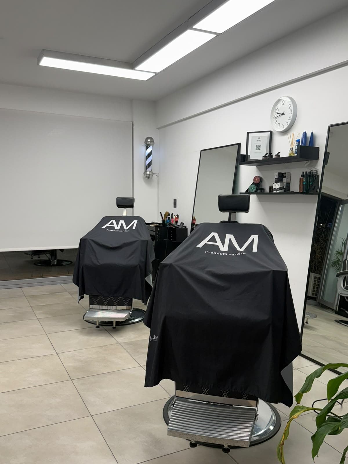 Sillones de barbero con capas AM Premium service en AM Barbería